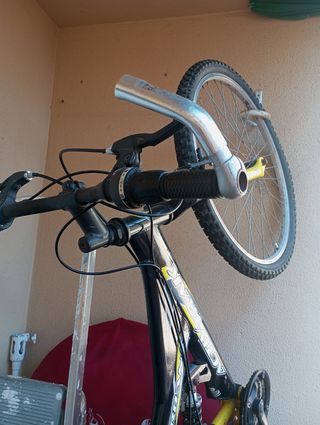 Bicicleta Montaña Amarilla 40€  para reparar 
