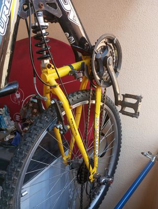 Bicicleta Montaña Amarilla 40€  para reparar 
