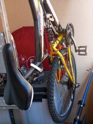 Bicicleta Montaña Amarilla 40€  para reparar 
