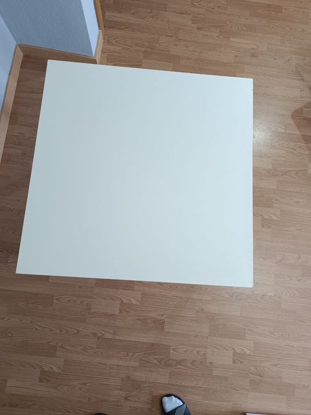 Mesa blanca metálica