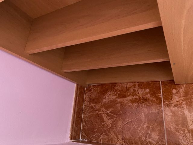 Escritorio de madera con estantes