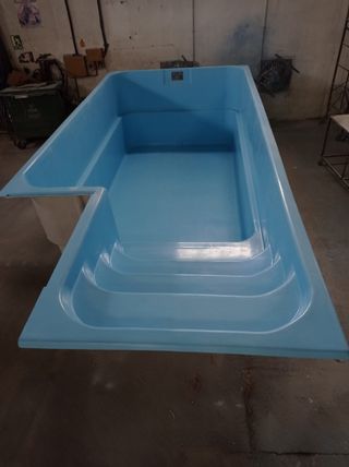 Piscina de poliéster escalones 600x250