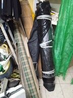 Rollos de tela negra y verde