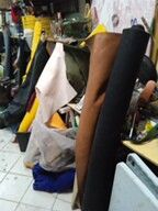 Rollos de tela negra y verde