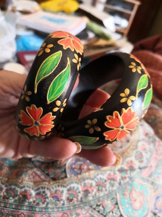 Bracciale rigido in legno dipinto a mano