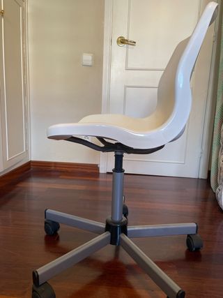 Silla de oficina ergonómica blanca