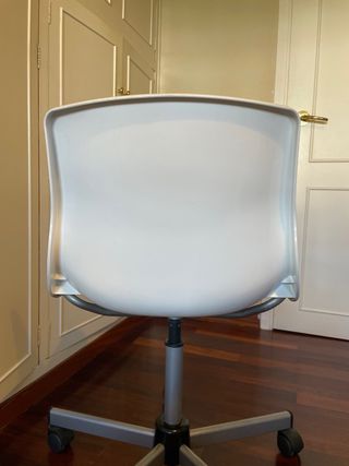 Silla de oficina ergonómica blanca