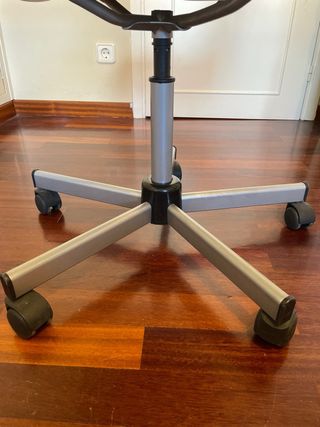 Silla de oficina ergonómica blanca
