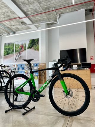 Bicicleta MMR Adrenaline Aero Team Replica 2025