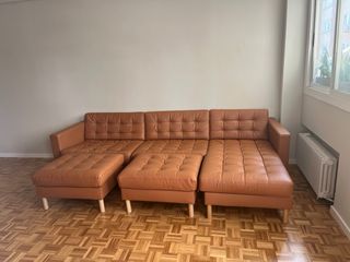 Divano chaiselong a 4 posti + pouf marrone