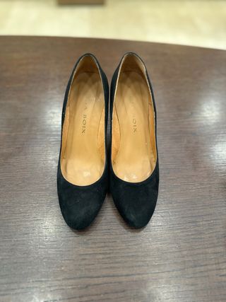 Zapatos de tacón negros de piel ante