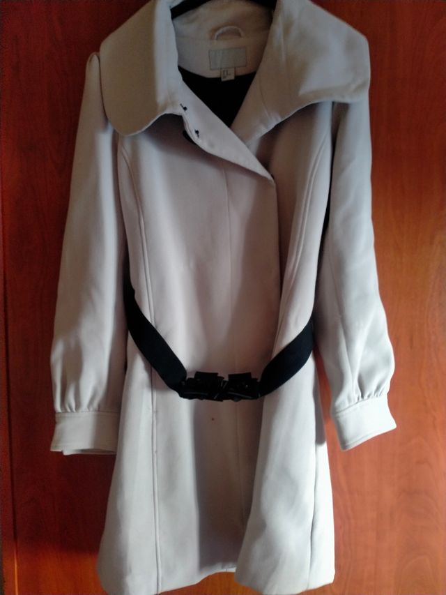 Abrigo beige con cinturón negro,
