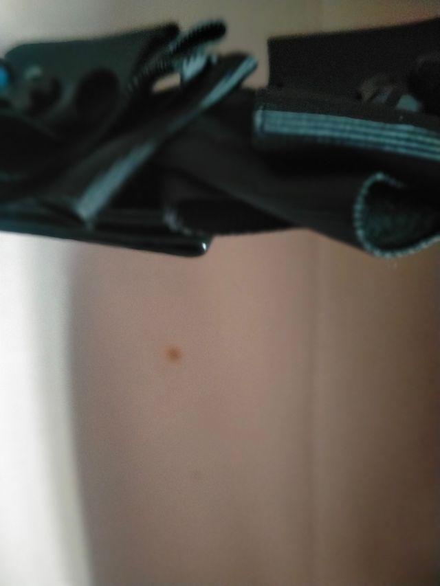 Abrigo beige con cinturón negro,