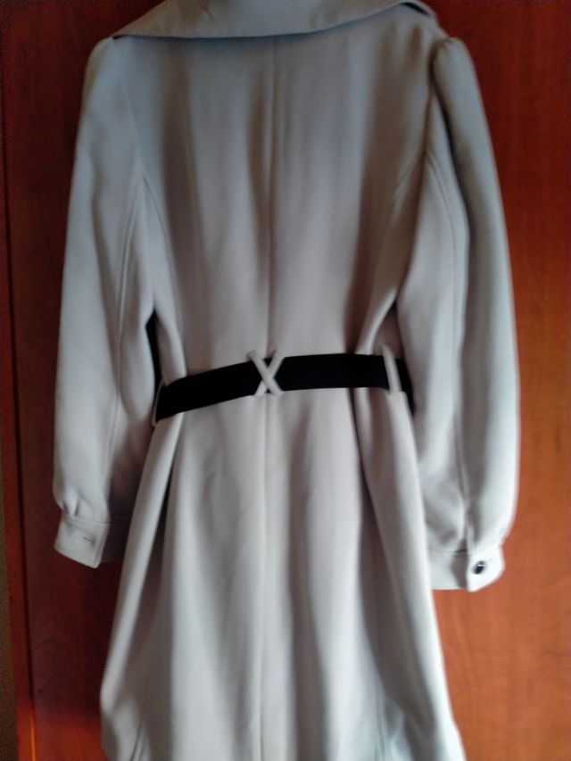Abrigo beige con cinturón negro,