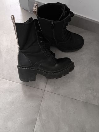 Botines negros con cordones
+ Bolso negro