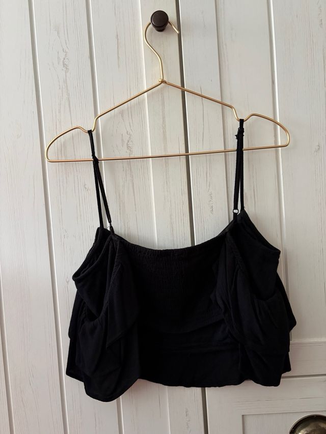 Top negro de volantes y tirantes