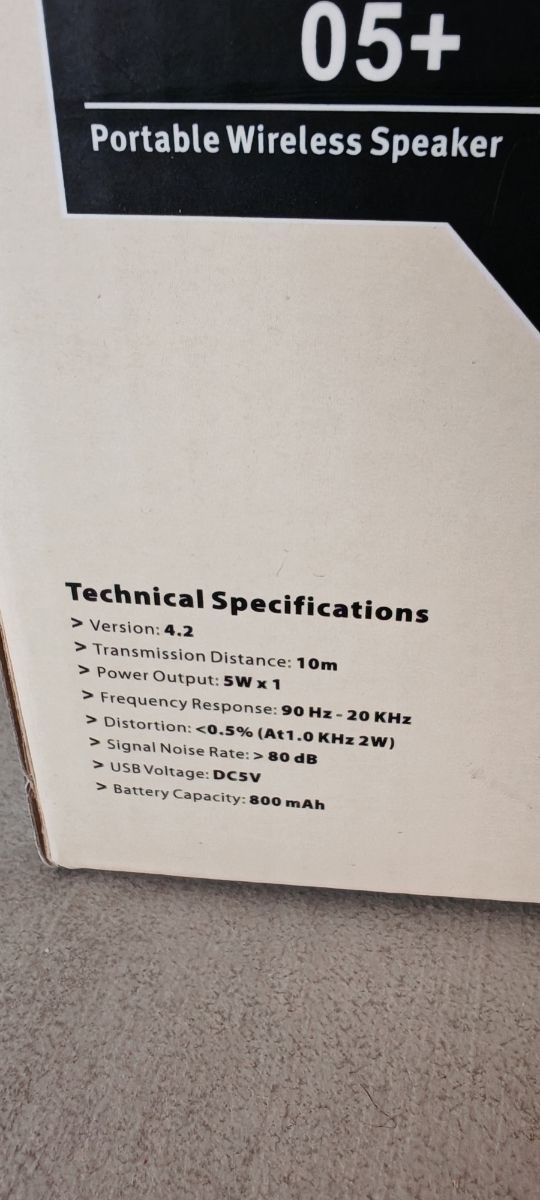 Radio portátil blanca y dorada