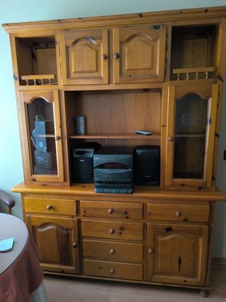 Mueble de salón de madera y cristal