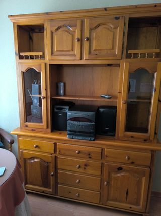Mueble de salón de madera y cristal