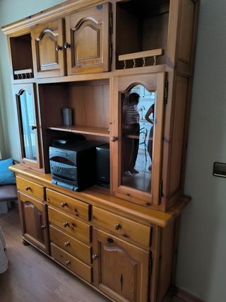 Mueble de salón de madera y cristal