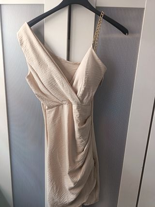 Vestido beige talla 38 con cadena dorada