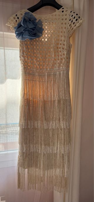 Vestido beige con flecos y flor azul 