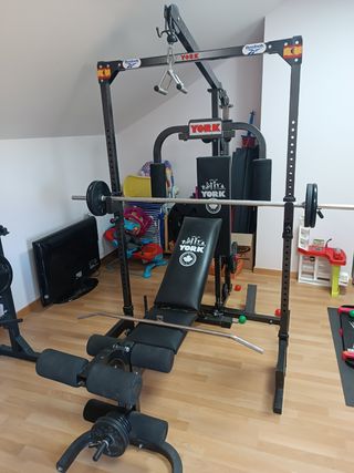 Gimnasio York con banco y pesas