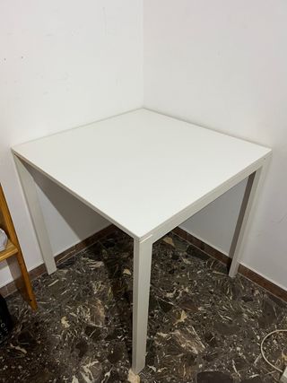 Mesa blanca de madera
