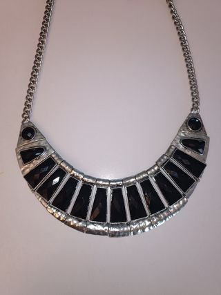 Collar plateado con piedras negras