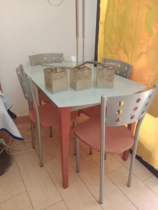 Mesa cocina cristal 4 sillas y lámpara