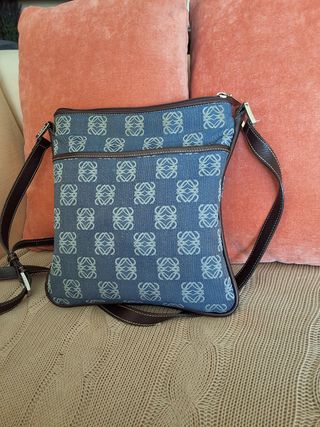 Bolso Loewe azul con monograma