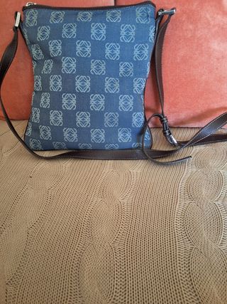 Bolso Loewe azul con monograma
