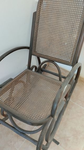 Mecedora de ratán y madera