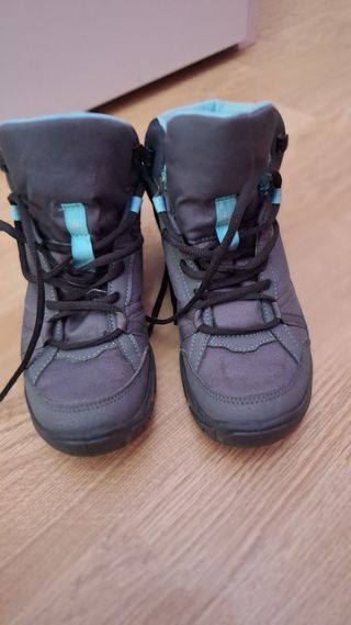 Botas grises y turquesa