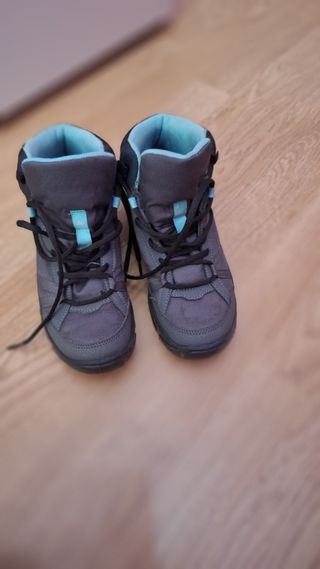 Botas grises y turquesa