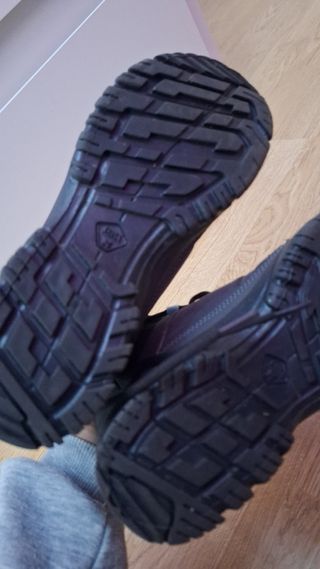 Botas grises y turquesa