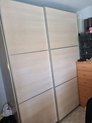 Armario puertas correderas madera y metal