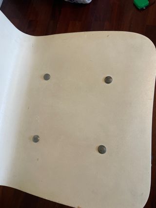 Silla de escritorio blanca con agujeros