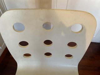 Silla de escritorio blanca con agujeros