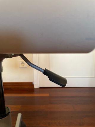 Silla de escritorio blanca con agujeros