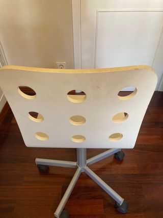 Silla de escritorio blanca con agujeros