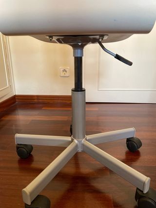Silla de escritorio blanca con agujeros