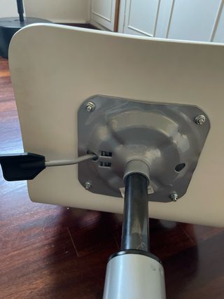 Silla de escritorio blanca con agujeros