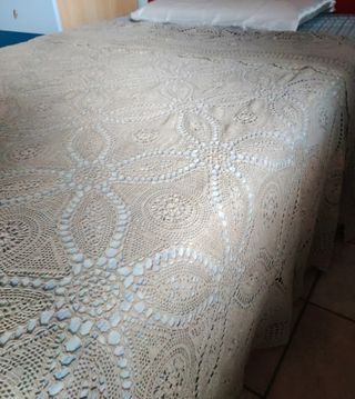 Copriletto uncinetto fatto a mano beige 
