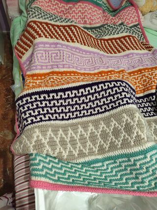 Manta tejida a crochet multicolor