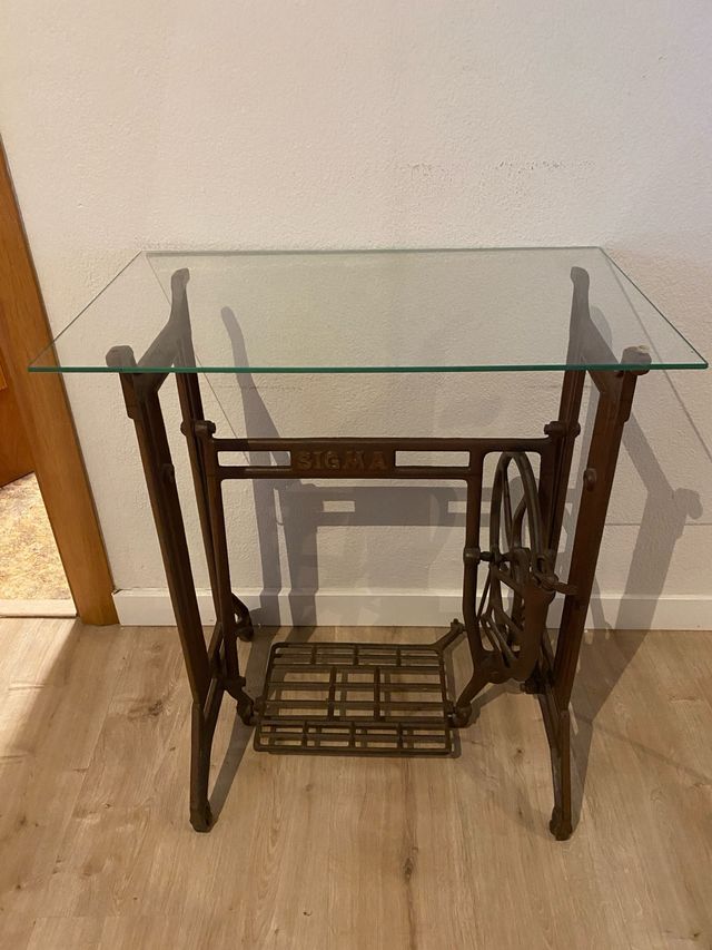 Mesa Sigma restaurada con cristal