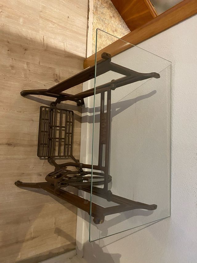 Mesa Sigma restaurada con cristal