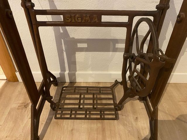 Mesa Sigma restaurada con cristal