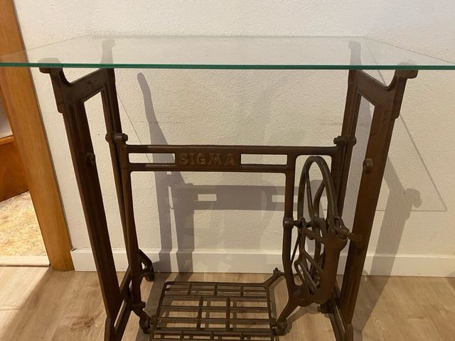 Mesa Sigma restaurada con cristal