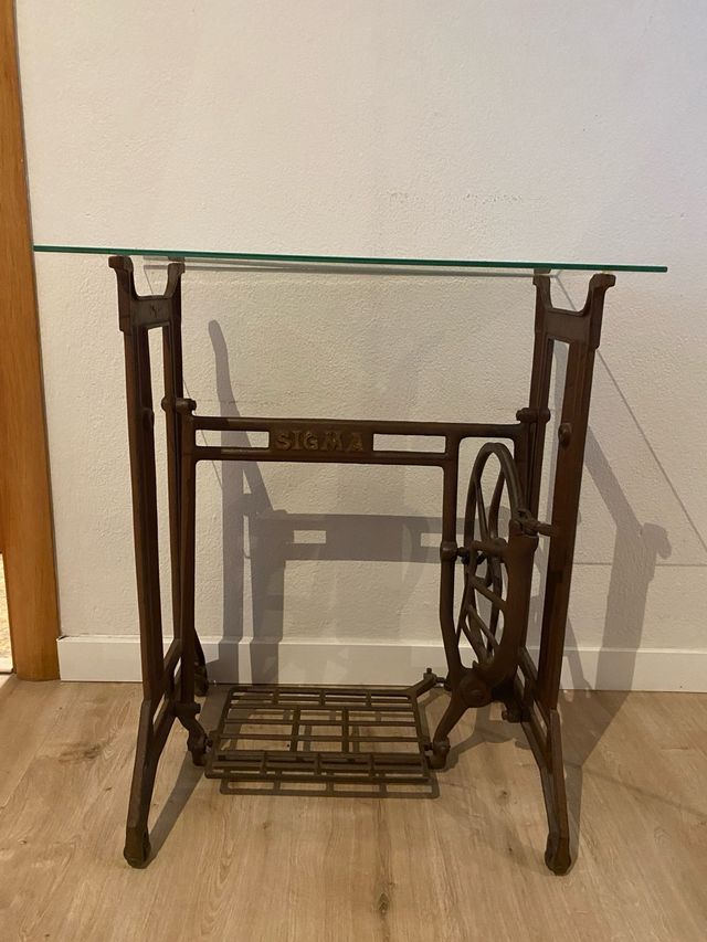 Mesa Sigma restaurada con cristal